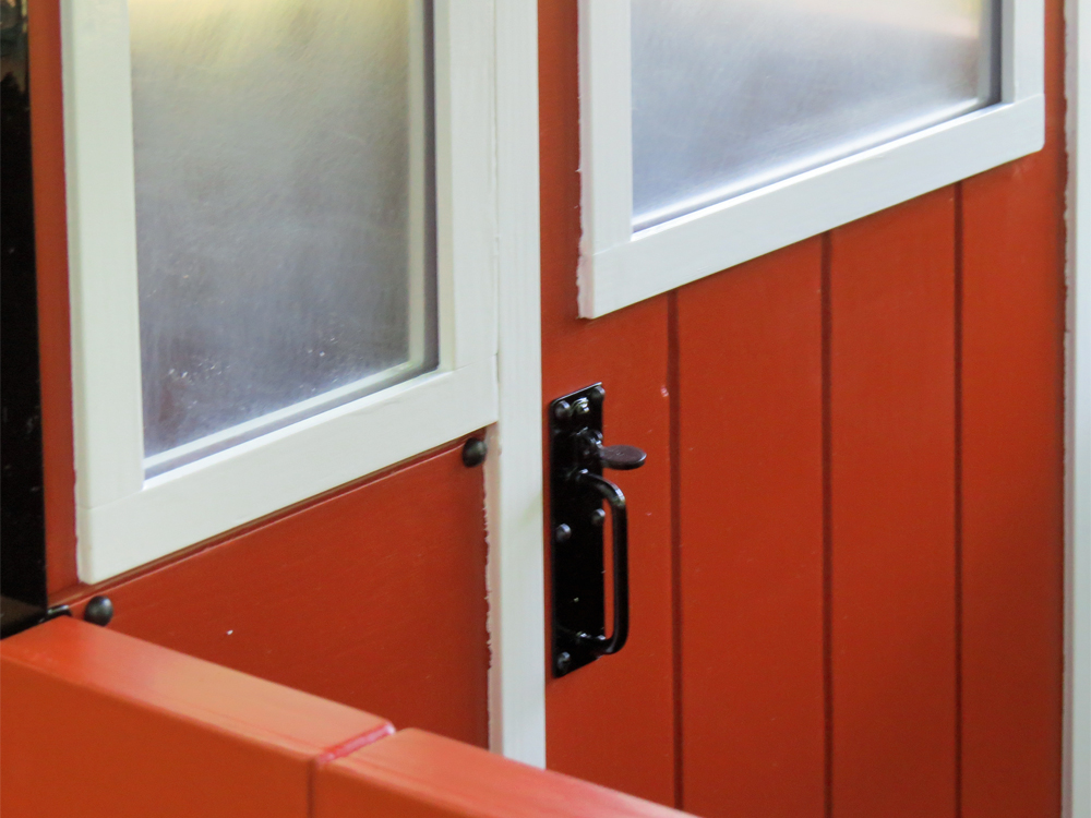 The door handle and latch
