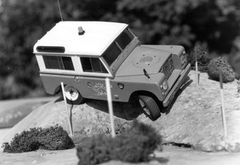 1/25th scale radio controlled Land Rover on the obstacle course20
